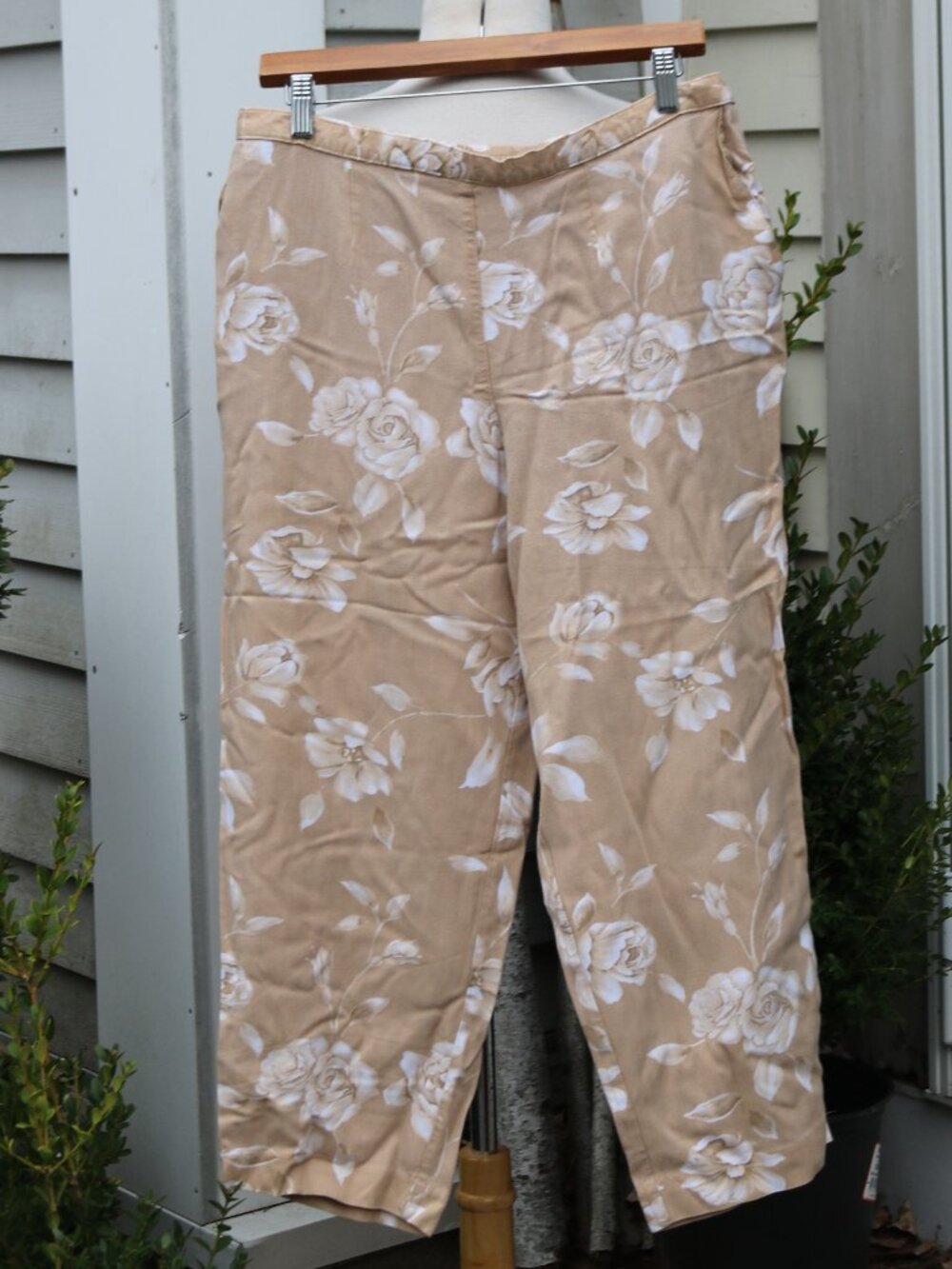 Alfred Dunner Petite Tan & White Floral Elastic Back Rayon Cropped Pants Sz 16P